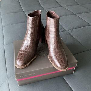 Vince Camuto angle boobs